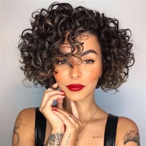 chanel curto cacheado|Cabelo chanel: tipos de corte, 50 fotos e vídeos com .